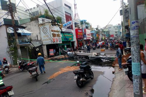 Cột điện đổ sập xuống đường, nhiều người may mắn thoát nạn