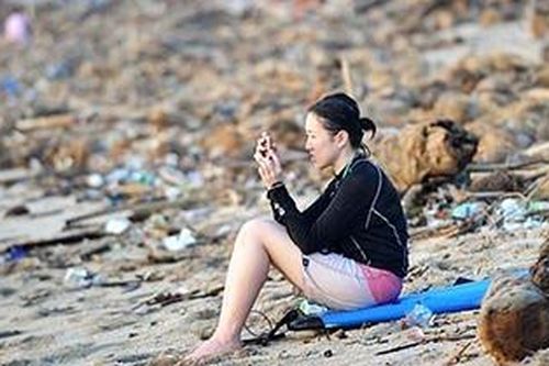 Du khách ngỡ ngàng nhìn Bali ngập rác và nước cống ngày trở lại