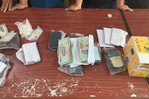 Bắt 8 con bạc đang say sưa 'cào tố 3 cây'