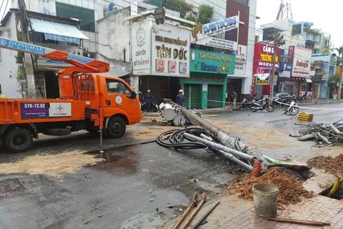Cột điện bất ngờ bật gốc đổ sập, nhiều người may mắn thoát nạn