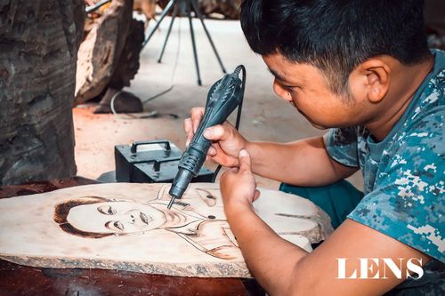 Chàng trai Hà Tĩnh 'say' nghệ thuật điêu khắc gỗ