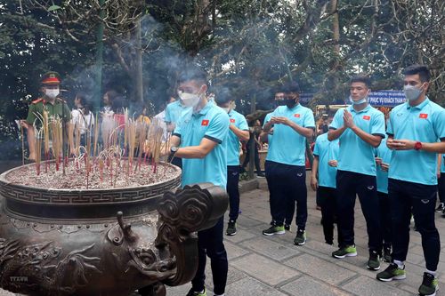 Đội tuyển bóng đá U23 dâng hương tưởng niệm các Vua Hùng
