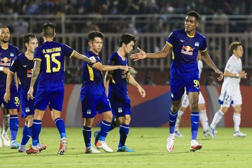 CLB HAGL khiến khán giả TPHCM vui sướng dù thua Á J.League