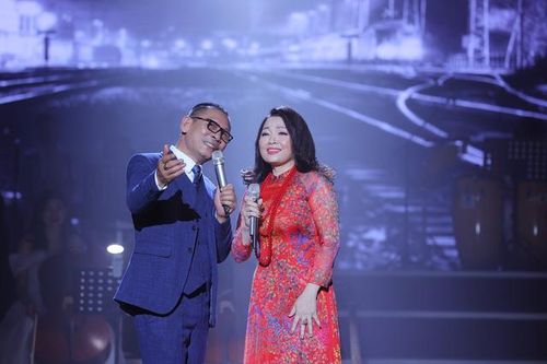 Khán giả xúc động nhớ ký ức thời trai trẻ khi nghe NSND Thái Bảo hát 'Thời hoa đỏ' trong liveshow 'Đức Long hát'