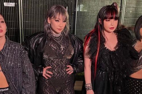NÓNG: 2NE1 bất ngờ tái hợp tại Lễ hội âm nhạc Coachella, Dara diễn 'sung' đến... rớt dép