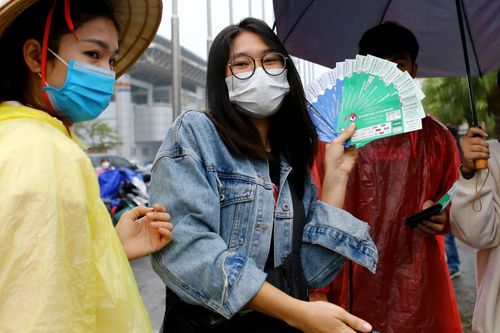 Người dân đội mưa mua vé xem U23 Việt Nam - U20 Hàn Quốc