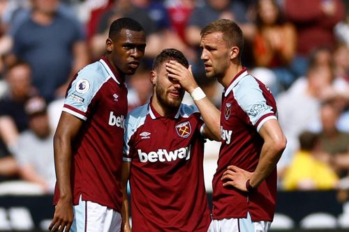Cầu thủ West Ham bật khóc sau khi khiến đối thủ gãy chân