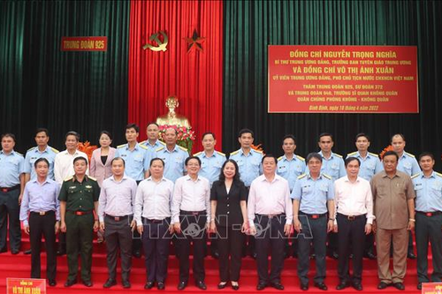 Trưởng ban Tuyên giáo Trung ương Nguyễn Trọng Nghĩa thăm các đơn vị phòng không - không quân tại Bình Định