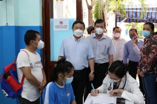 Thành phố Hồ Chí Minh tiêm vắc xin Covid-19 an toàn cho hơn 10.000 trẻ lớp 6