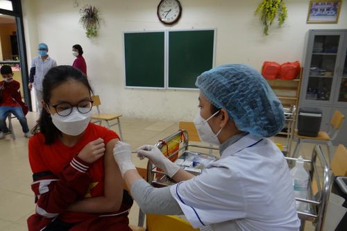 Nhà trường phối hợp đảm bảo an toàn cho học sinh lớp 6 tiêm vắc xin phòng Covid-19