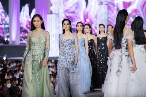 Top 64 Miss World Vietnam 2022 diễn catwalk cùng dàn Hoa, Á hậu