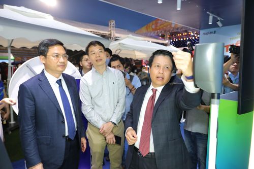 Phó Chủ tịch Hà Nội đánh giá cao tiện ích thanh toán số các gian hàng ở Sóng Festival
