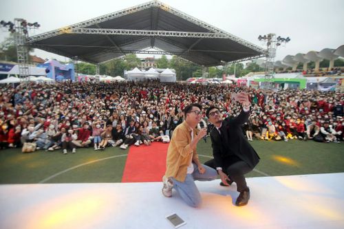 Hoàng tử tình ca cùng sinh viên phiêu với 'Sóng Festival'