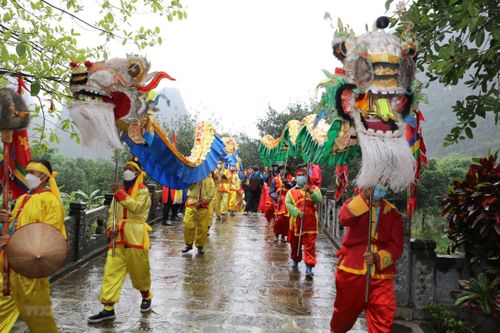 Hình ảnh lễ hội Tràng An tưởng nhớ Thánh Quý Minh Đại Vương