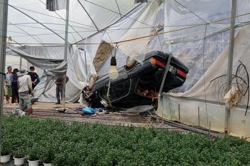 Ôtô rơi dưới vực sâu 30m, hai người gãy nát chân tay