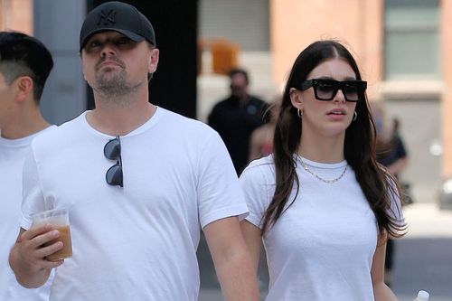 Leonardo DiCaprio và bạn gái đến Coachella 2022