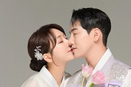 Ảnh cưới của diễn viên Han Young và chồng kém 8 tuổi