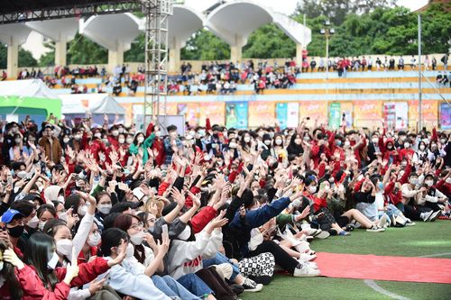 Giới trẻ Hà Nội 'mê tít' Sóng Festival, thỏa thích mua sắm và giao lưu với dàn nghệ sĩ