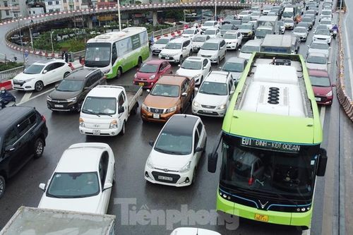 Cầu Vĩnh Tuy ùn tắc nghiêm trọng, vì sao?