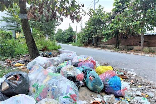 Ám ảnh rác thải tràn đường ở Bình Dương
