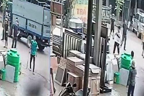 Nhóm côn đồ mang đao, kiếm đập phá cửa hàng vật liệu xây dựng