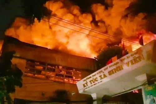 Nửa đêm, hàng trăm sinh viên tháo chạy vì cháy kho hàng cạnh KTX