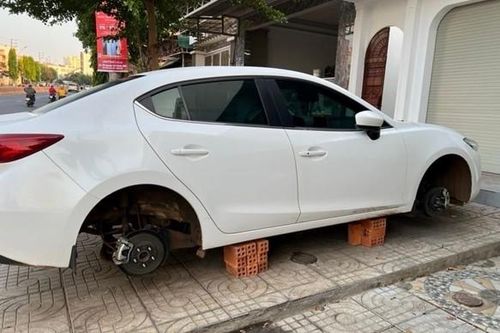 Xe ô tô đậu trước nhà bị kẻ gian trộm cả 4 bánh ở Đắk Lắk