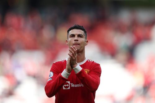Ronaldo có một loạt hành động ra dáng thủ lĩnh MU