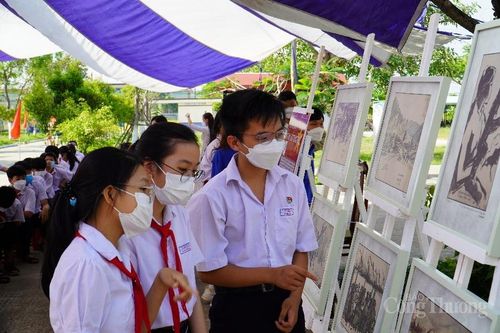 Đà Nẵng: Triển lãm tranh lưu động chào mừng ngày thống nhất Đất nước