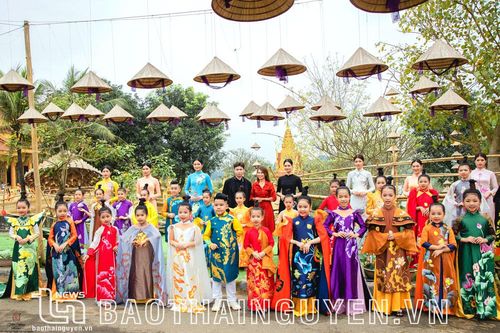 Áo dài Việt Phượng tỏa sáng tại sự kiện 'Sen trong đời sống văn hóa Việt'