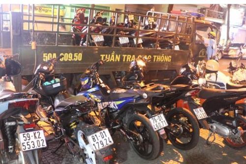 'Quái xế' náo loạn trên phố đi bộ Nguyễn Huệ
