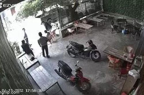 Mâu thuẫn chuyện đất đai, người đàn ông bị đá gục trước cửa nhà