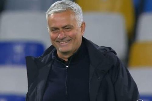 Mourinho bật cười khi học trò nhận thẻ đỏ