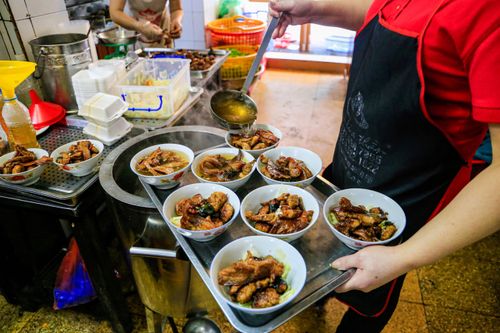 Quán bún chả Hàng Mành nướng thịt kiểu công nghiệp