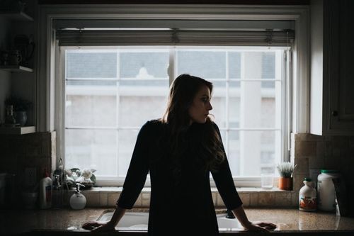 Nợ nần chồng chất vì giá thuê nhà đắt đỏ ở Anh