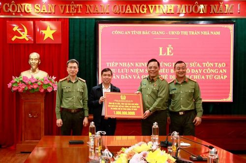 Trao tặng 1 tỷ đồng tôn tạo khu lưu niệm ở Bắc Giang