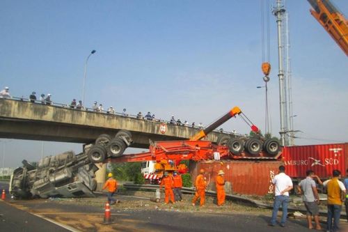 Ùn tắc xe nhiều giờ do tai nạn trên cao tốc Thành phố Hồ Chí Minh-Trung Lương