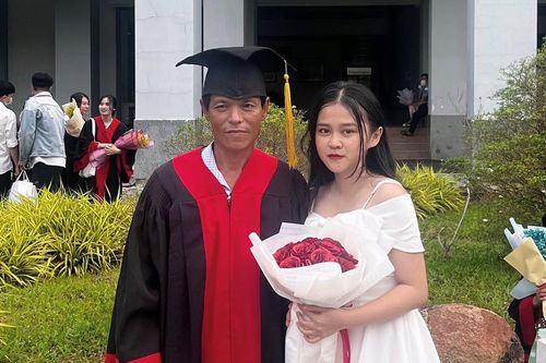 Xúc động hình ảnh con gái mặc áo cử nhân cho cha ngày tốt nghiệp