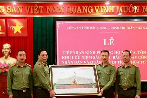 Công an TP Hà Nội ủng hộ 1 tỷ đồng để tu sửa, tôn tạo khu lưu niệm sáu điều Bác Hồ dạy Công an nhân dân và quần thể di tích chùa Tứ Giáp