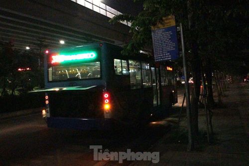 Không ánh đèn, lái xe căng mắt 'mò mẫm' trên tuyến đường nghìn tỷ ở Hà Nội