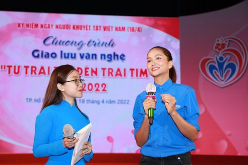 Hoa hậu H'Hen Niê xúc động khi được truyền cảm hứng từ người khuyết tật