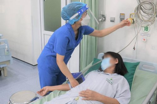 Bôi kem lột da làm trắng mua trên mạng, người phụ nữ 62 tuổi nhập viện cấp cứu