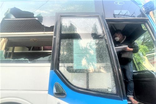 Nhóm thanh niên vác dao phá xe khách vì đón trễ