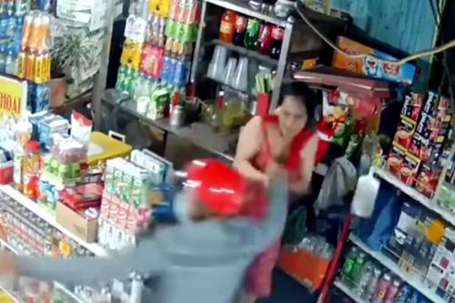 Tên cướp táo tợn giật dây chuyền của chủ tạp hóa ở Bình Dương
