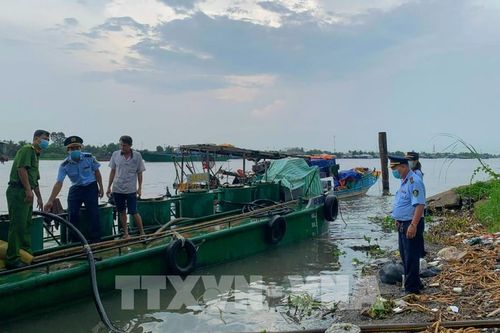 Cần Thơ phạt doanh nghiệp chuyển tải xăng dầu sai quy định