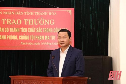 Trao thưởng cho tập thể, cá nhân có thành tích xuất sắc trong đấu tranh phòng, chống tội phạm ma túy