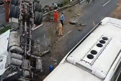 Xe đầu kéo cày nát dải ta-luy trên cao tốc TP Hồ Chí Minh - Trung Lương