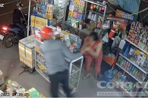 Hai đối tượng đi xe tay ga vờ mua hàng rồi giật dây chuyền của chủ tiệm