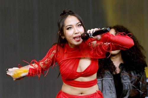 Nữ rapper tạo cơn sốt vì vừa biểu diễn vừa ăn xôi xoài