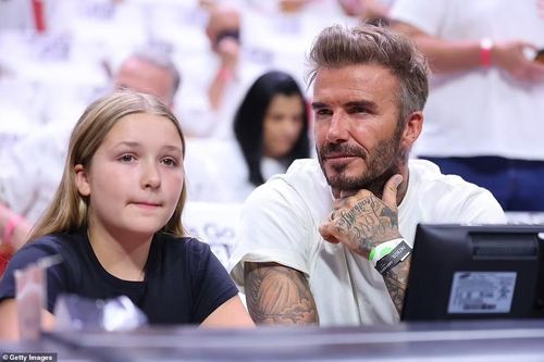 David Beckham và con gái được chào đón khi đi xem bóng rổ